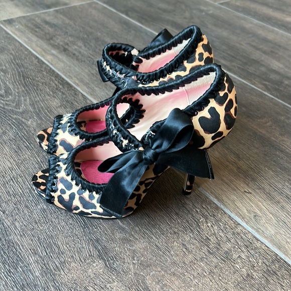 Animal print Betsy Johnson heels with cute side ribbon bow enclosure! Worn once! - Picture 4 of 5